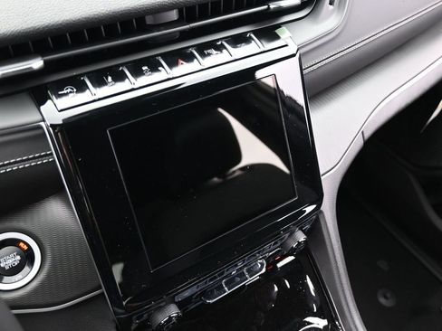 Used 2025 Jeep Grand Cherokee L Laredo image 19