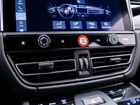 Certified 2025 Porsche Macan image 26