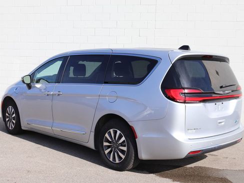 Used 2023 Chrysler Pacifica Limited image 3