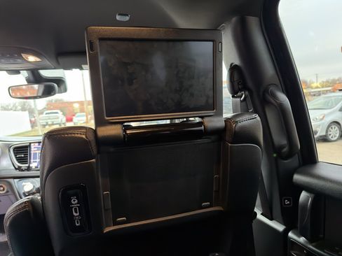 Used 2022 Chrysler Pacifica Touring-L w/ Uconnect Theater Family Group image 14