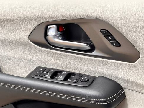 Used 2023 Chrysler Pacifica Touring-L FWD image 21