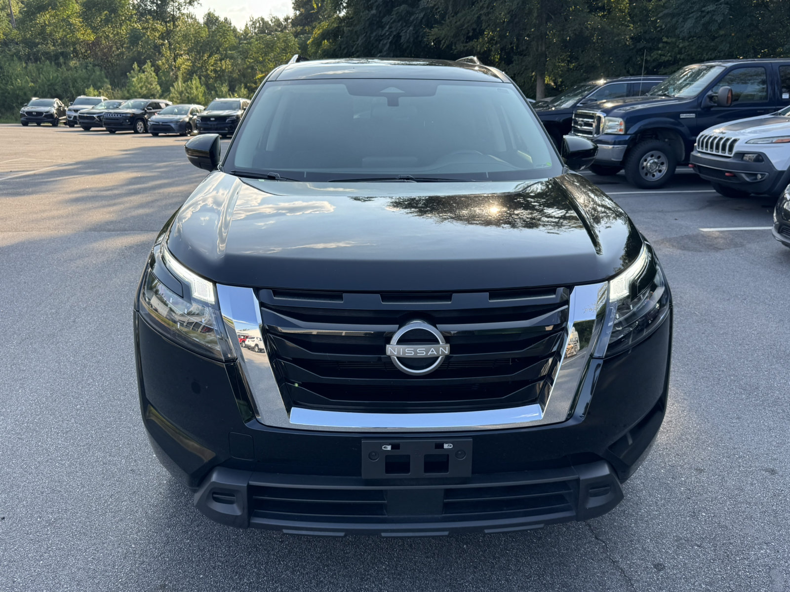 Used 2024 Nissan Pathfinder SV AWD/4WD image 2