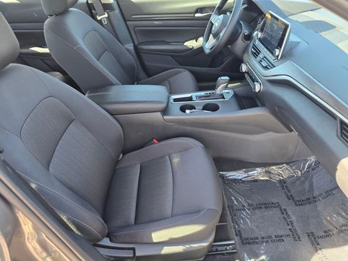 Used 2025 Nissan Altima 2.5 SV FWD image 13