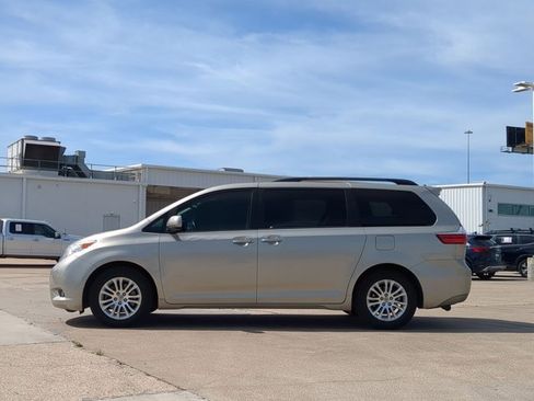 Used 2015 Toyota Sienna XLE Premium image 9