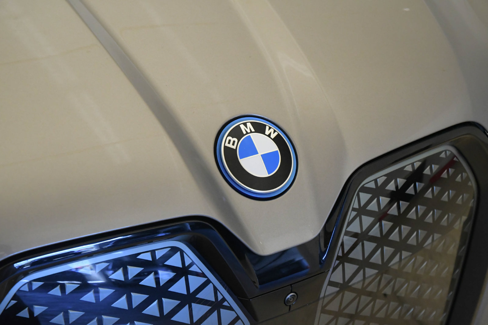 Certified 2024 BMW iX xDrive50 w/ Sport Package AWD/4WD image 7