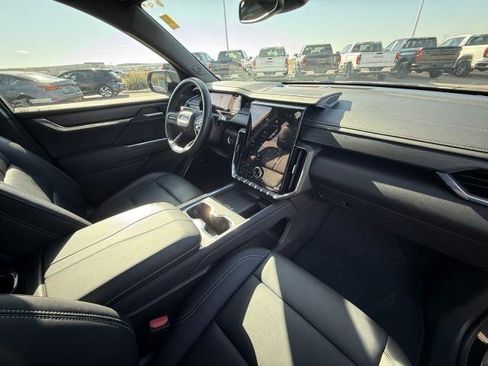 Used 2024 GMC Acadia Elevation image 31