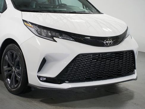 New 2026 Toyota Sienna XSE image 4