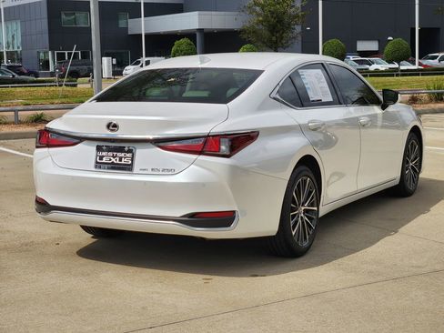 Used 2024 Lexus ES 250 w/ Premium Package image 7