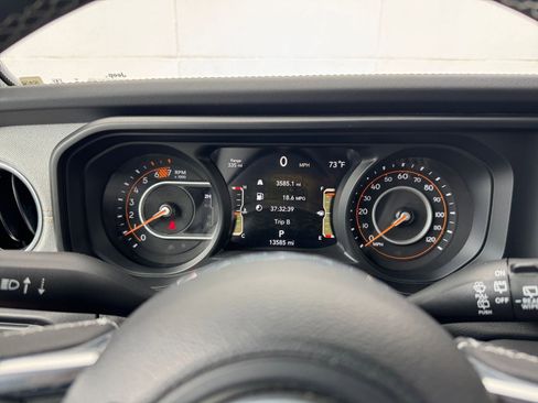 Used 2025 Jeep Wrangler Sahara image 39