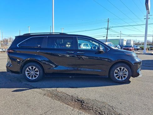 Used 2024 Toyota Sienna XLE image 28