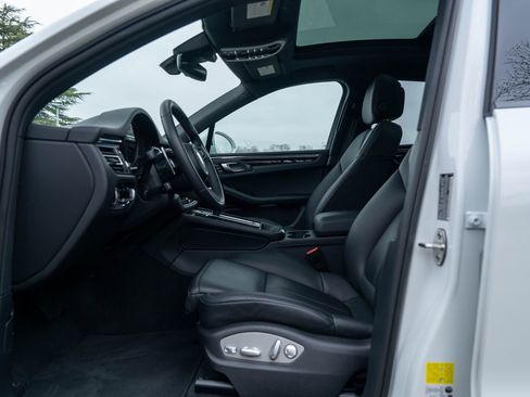 Certified 2025 Porsche Macan AWD/4WD image 24