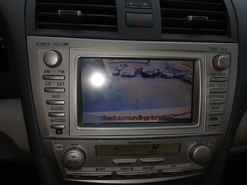 Used 2011 Toyota Camry LE image 16