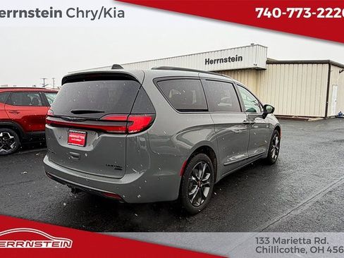 Used 2023 Chrysler Pacifica Touring-L w/ Road Tripper Package image 30