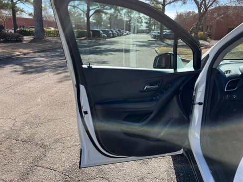 Used 2019 Chevrolet Trax LT w/ LT Convenience Package image 19