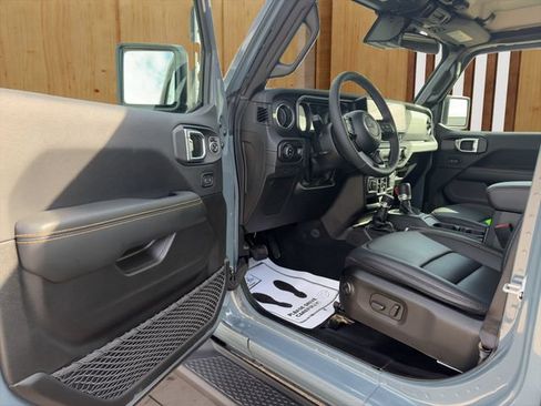Used 2025 Jeep Gladiator Sport AWD/4WD image 19