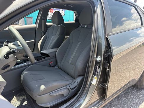 Used 2025 Hyundai Elantra SE FWD image 9