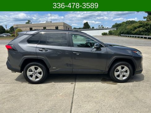 Used 2020 Toyota RAV4 XLE w/ Carpet Mat Package AWD/4WD image 6