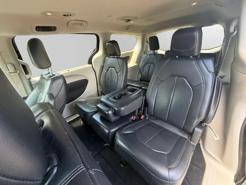 Used 2018 Chrysler Pacifica Touring-L FWD image 14