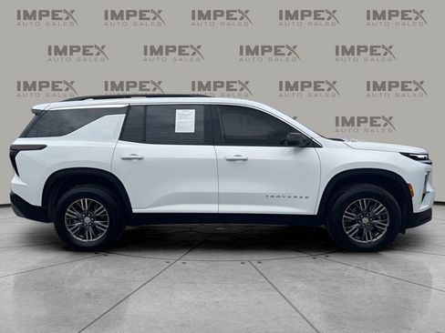 Used 2025 Chevrolet Traverse LT FWD image 6