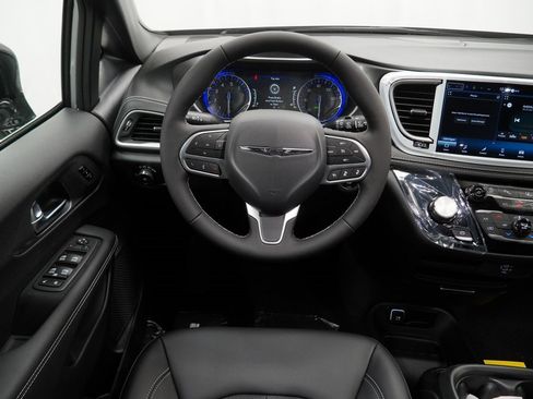 New 2026 Chrysler Pacifica Select image 19