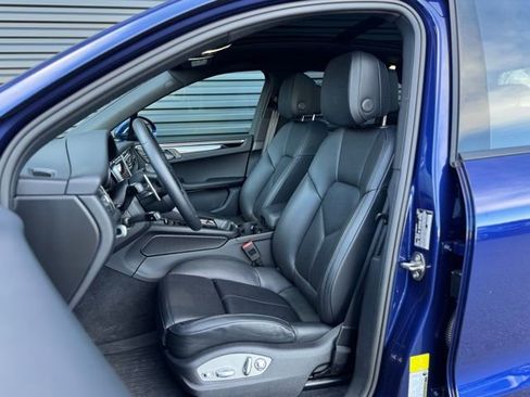 Certified 2025 Porsche Macan AWD/4WD image 5