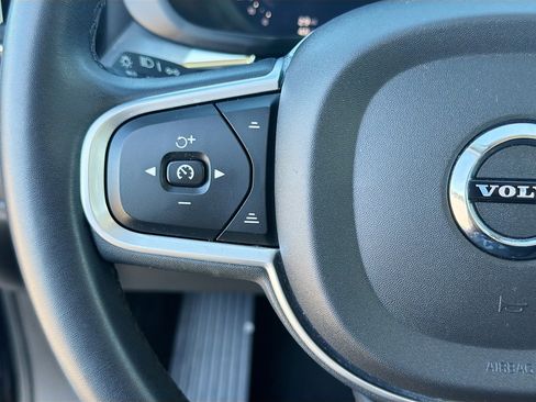 Used 2022 Volvo XC60 B5 Momentum image 36