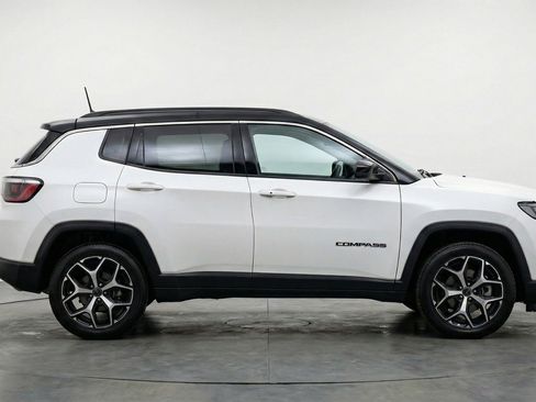 Used 2025 Jeep Compass Limited image 11