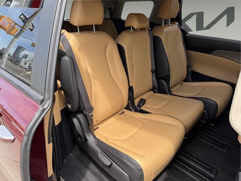 Used 2023 Kia Carnival LX FWD image 29