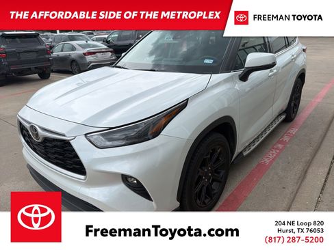 Used 2022 Toyota Highlander LE FWD image 1