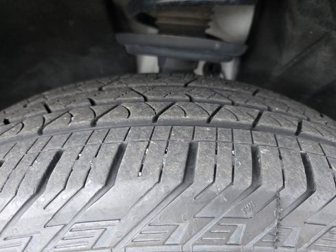 Used 2023 GMC Acadia SLE w/ Driver Convenience Package image 8