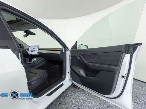 Used 2022 Tesla Model Y Performance AWD/4WD image 37