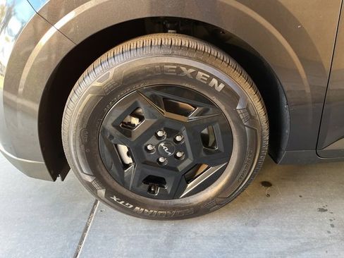 Used 2025 Kia Carnival image 33