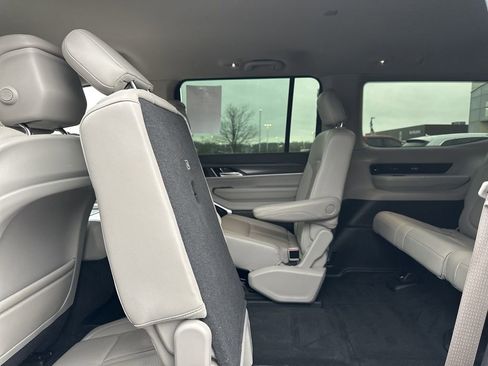Used 2023 Jeep Wagoneer Series III w/ Preferred Equipment Group image 37