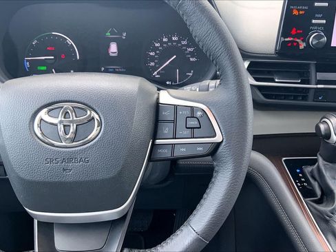 Used 2024 Toyota Sienna XLE FWD image 25