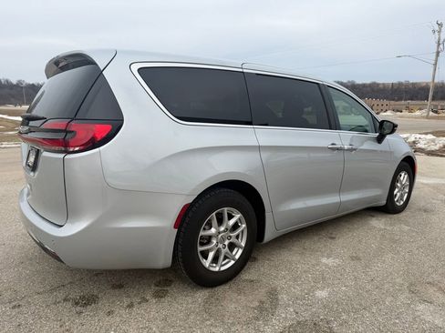 Used 2024 Chrysler Pacifica Touring-L image 5
