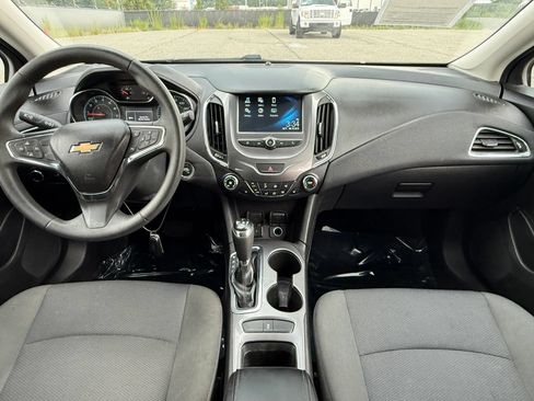 Used 2018 Chevrolet Cruze LT w/ Convenience Package FWD image 3