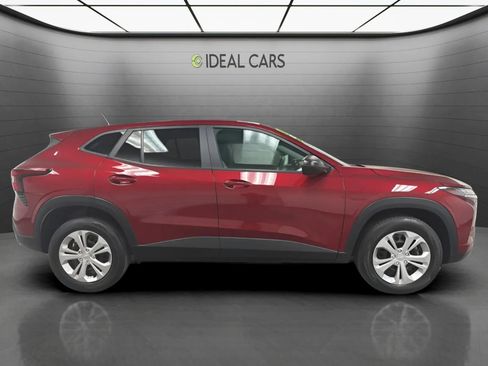 Used 2025 Chevrolet Trax LS FWD image 4