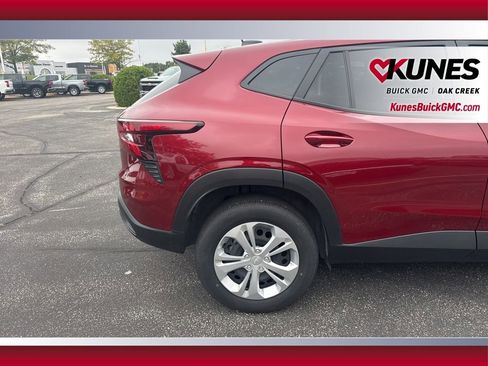 Used 2025 Chevrolet Trax LS image 12