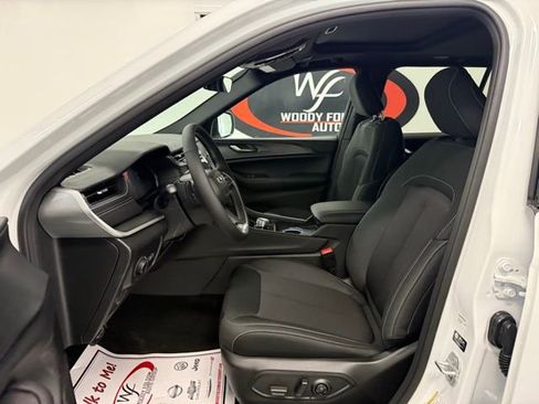 New 2026 Jeep Grand Cherokee Laredo image 11