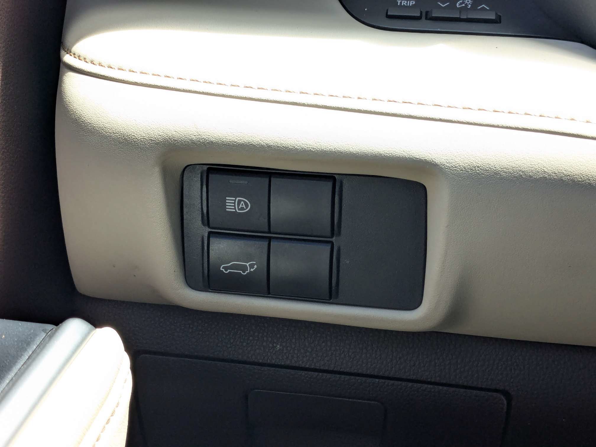 Used 2020 Toyota Highlander XLE AWD/4WD image 24