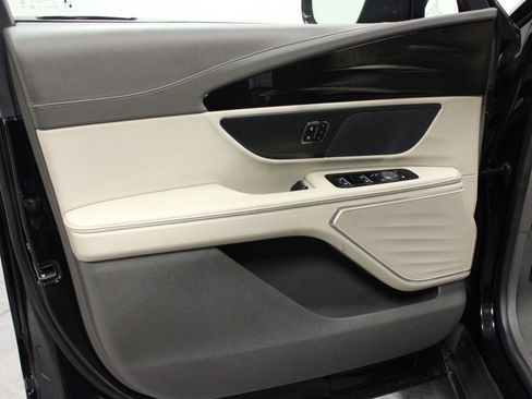 Used 2024 Lincoln Nautilus Premier image 11