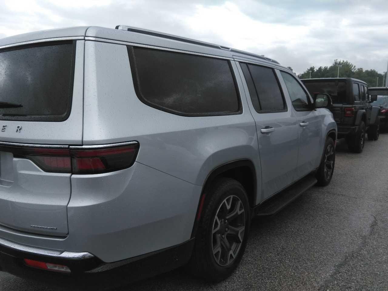 Used 2024 Jeep Wagoneer L Series III w/ Flexible Seating Group AWD/4WD image 3