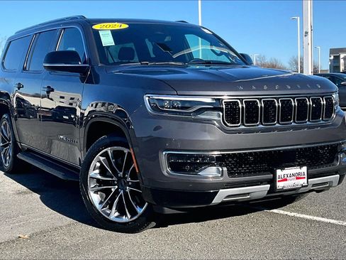 Used 2024 Jeep Wagoneer L Series II w/ Premium Group I image 2