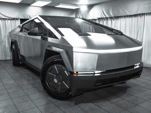 Used 2025 Tesla Cybertruck AWD Crew Cab image 3