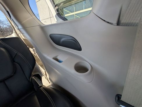 Used 2024 Chrysler Pacifica Touring-L image 38