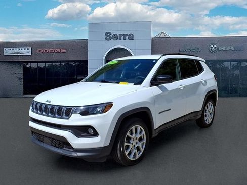 Used 2023 Jeep Compass Latitude AWD/4WD image 3