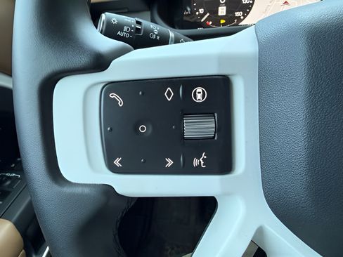 Certified 2025 Land Rover Defender 110 X-Dynamic SE AWD/4WD image 17