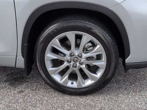 Certified 2023 Toyota Highlander Limited FWD image 11