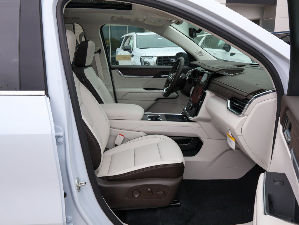 New 2027 GMC Acadia Denali w/ Denali Reserve Package FWD image 36