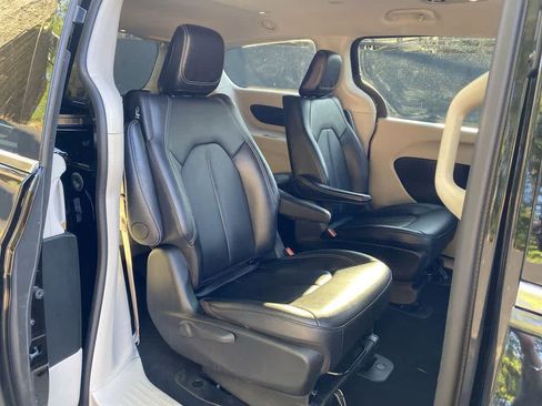 Used 2024 Chrysler Pacifica Limited FWD image 16